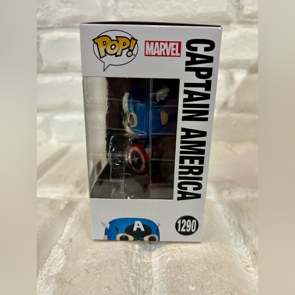 Captain America with Pin - Picture 4 of 6